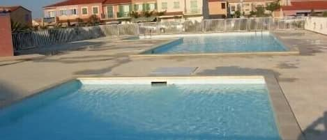 Piscines dans la résidence :
- 1 pour adultes ;
- 1 pour enfants.