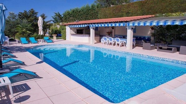 Piscine et Pool House !