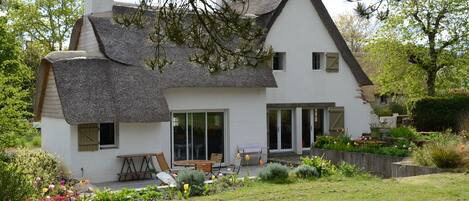 Un havre de paix dans un très joli jardin paysager, une vue sur la campagne 