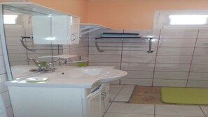 1ère salle de bain attenante chambre une