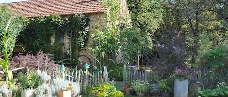 A l'angle de la maison, un petit jardin potager est en libre accès.