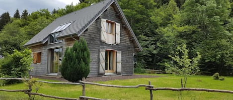 Chalet Carpe Diem avec l'accès au lac par le bois