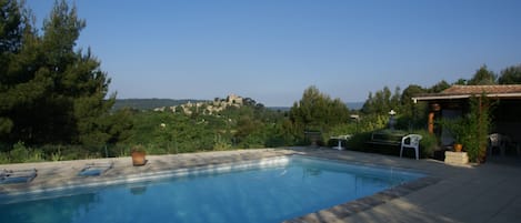 Vue du village d'Ansouis au bord de la piscine 