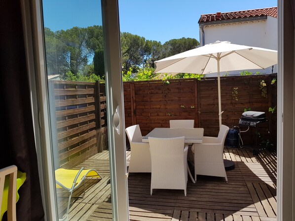 terrasse, barbecue a gaz, 2 transats