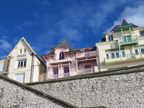 Villa Bagatelle, à gauche, façade crème