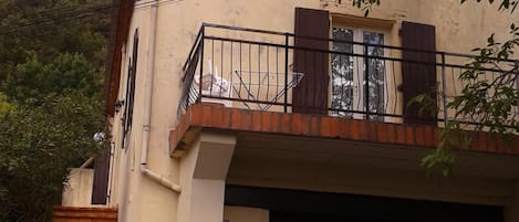 Vue de face de la maison et terrasse  avant