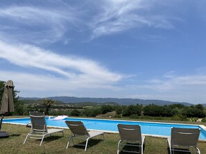 piscine 15 x 7 avec 8 chaises longues et des parasols 