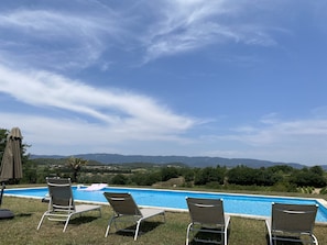 piscine 15 x 7 avec 8 chaises longues et des parasols