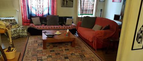 Salon télé avec cheminée (vue canapés) situé au RdC.