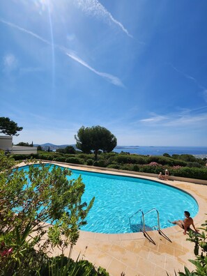 Piscine de la résidence avec vue sur mer