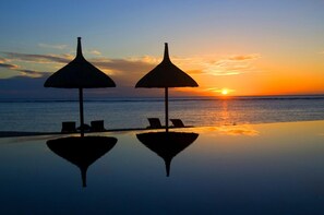 coucher de soleil vue de la piscine