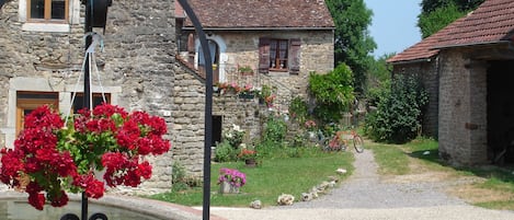 Plan d'eau et maison du gué en face