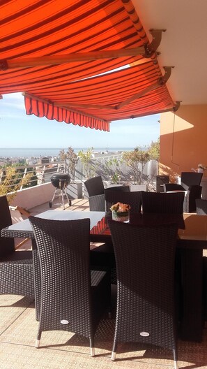 coin repas  sur la terrasse
( le barbecue ne fait plus partie de l'équipement)