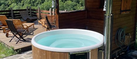 Outdoor spa tub