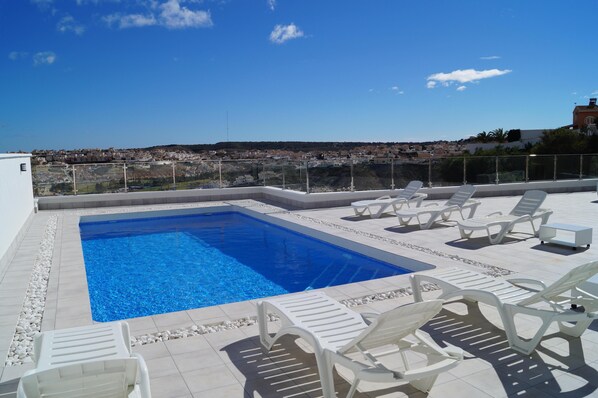 piscine et terrasse du bas