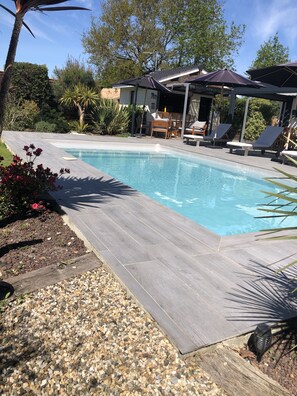 Piscine depuis jardin