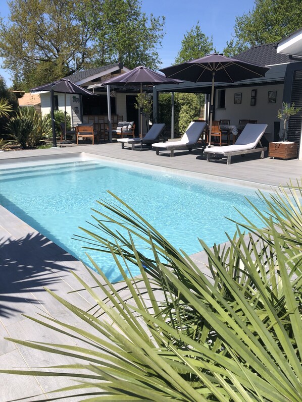 Piscine ,terrasse exposée plein sud