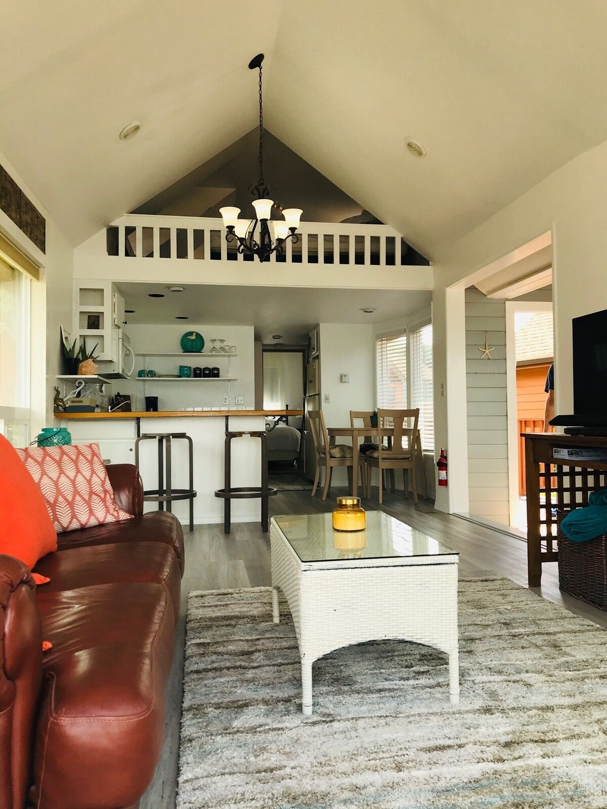 Incredible White Water view! Gorgeous sunsets! Jacuzzi on deck/2 Flat screen TVs