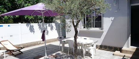 terrasse detante sous l'olivier 