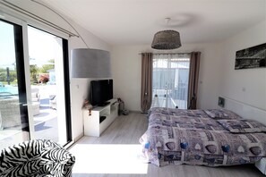 chambre romantique donnant accès direct sur la piscine