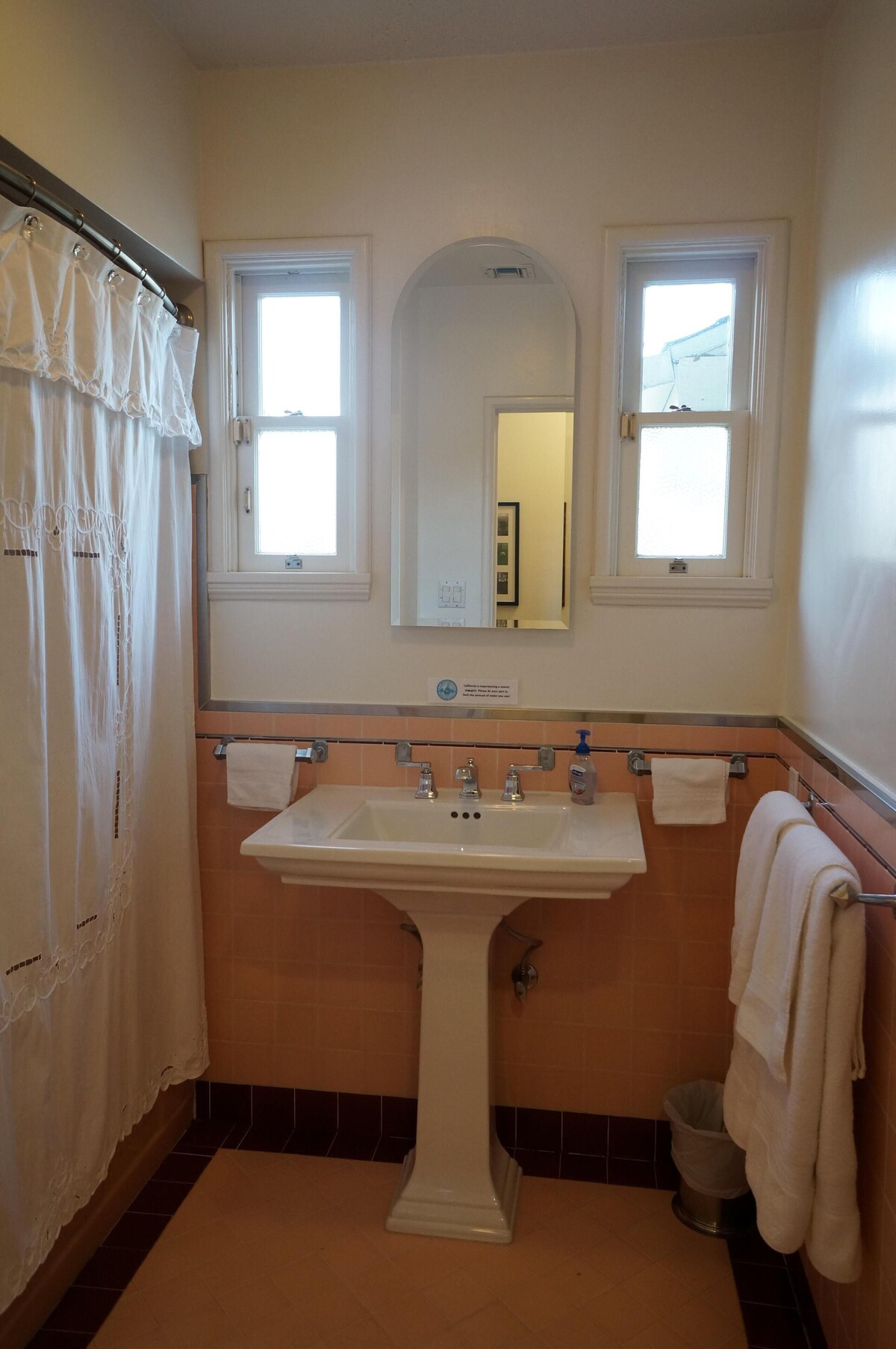 Warm California Retreat with Brand New Kitchen ideally Situated!