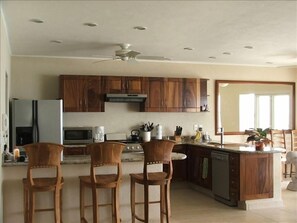 Kitchen/dining area with fab ocean views