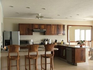 Kitchen/dining area with fab ocean views