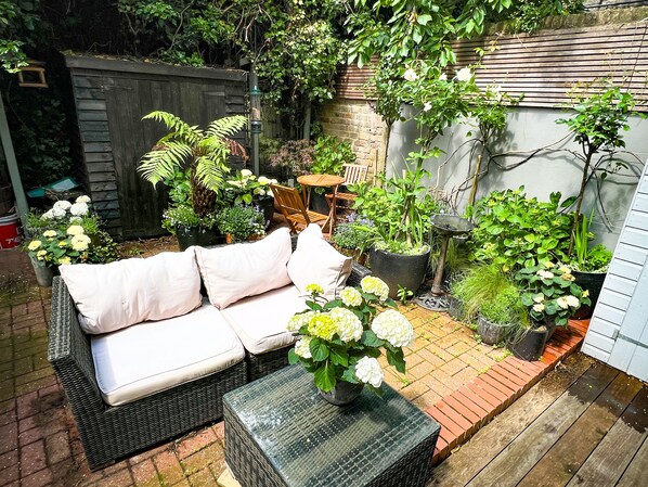 Sunny south west facing private walled garden. Perfect for AM coffees & PM BBQs