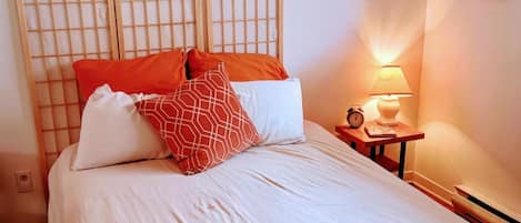 Bedroom with full/double bed