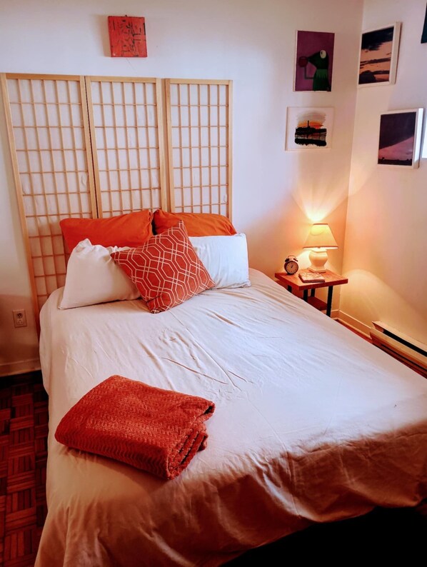 Bedroom with full/double bed