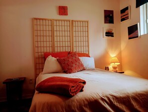 Bedroom with full/double bed