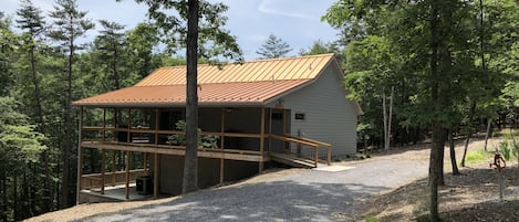 Snuggle & relax in this well-appointed wooded cabin couple's getaway retreat.