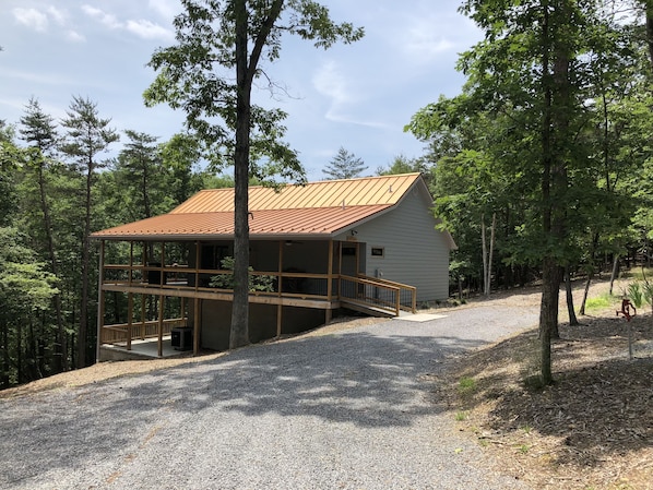 Snuggle & relax in this well-appointed wooded cabin couple's getaway retreat.