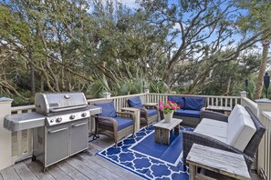 Take in the scenic outdoors and enjoy grilling by the ocean.