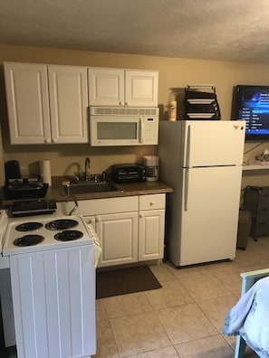 plenty of kitchen cabinet space  Full stove oven range, except no hood ventilati