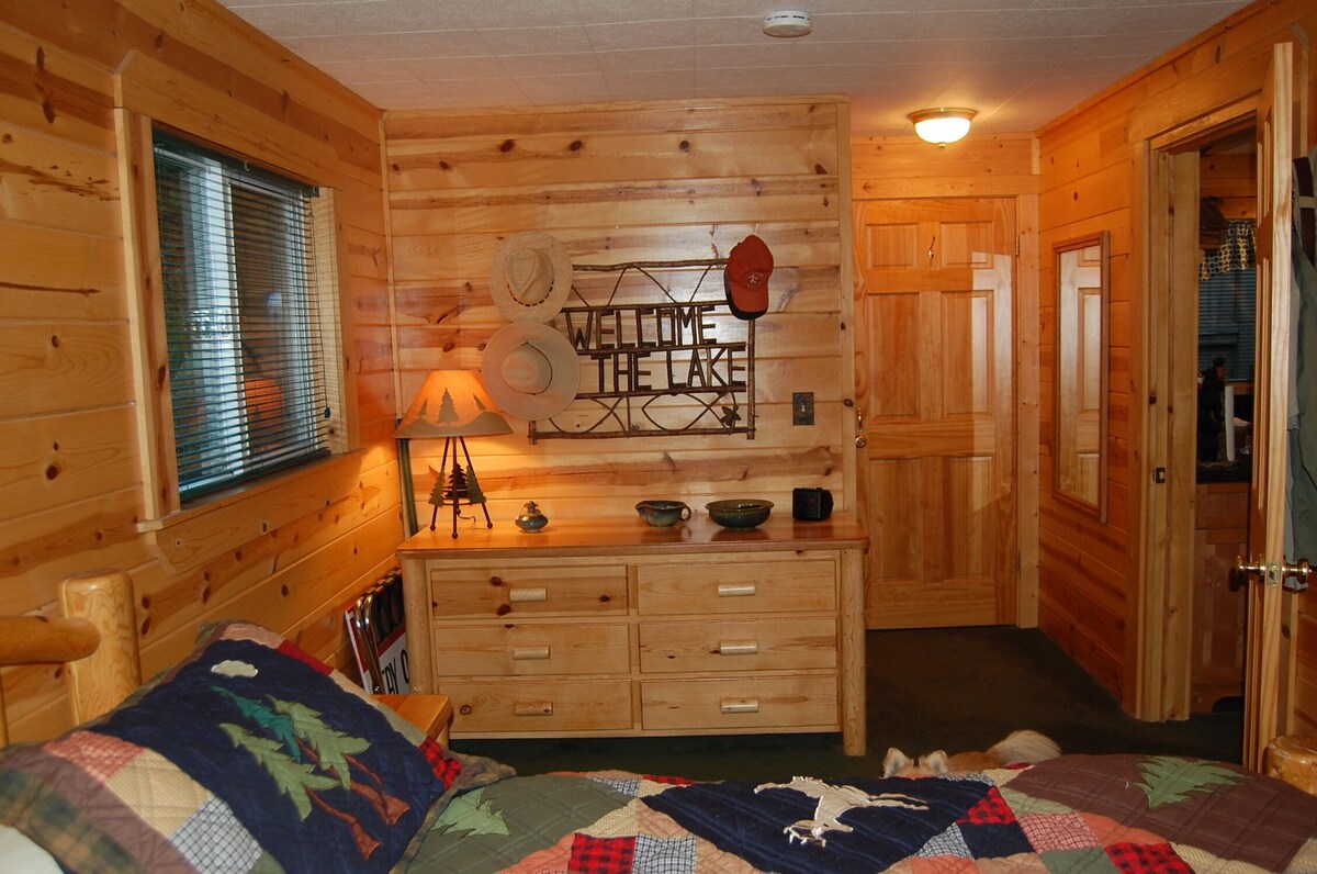 Lake Almanor Pet Friendly 2BD / 2BA Beautiful Lakefront Cabin