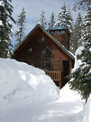 Cabin Entrance and street plowed for your convenience. Room for 3 vehicles.