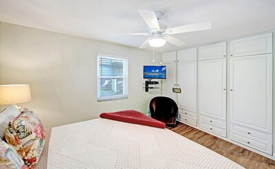 "Safe & Clean"  - Island Suite, only 60 steps to the Siesta Key Public Beach -