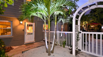 "Safe & Clean"  - Island Suite, only 60 steps to the Siesta Key Public Beach -