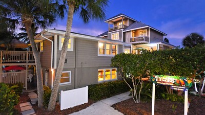 "Safe & Clean"  - Island Suite, only 60 steps to the Siesta Key Public Beach -