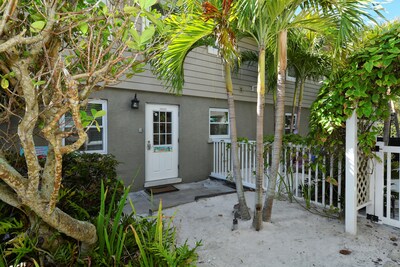 "Safe & Clean"  - Island Suite, only 60 steps to the Siesta Key Public Beach -