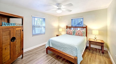 "Safe & Clean"  - Island Suite, only 60 steps to the Siesta Key Public Beach -