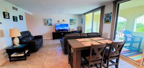 Fresh clean renovated spacious condo steps to the beach