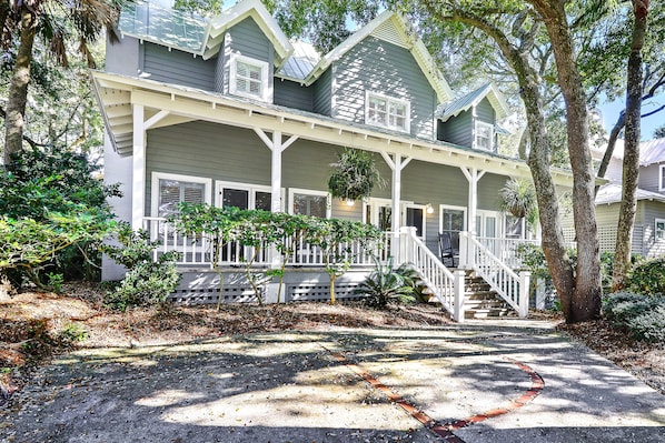 Welcome to this charming 4BR home on Kiawah Island!