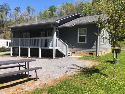 Relax at the Firefly Retreat! Within walking distance of downtown Gatlinburg!