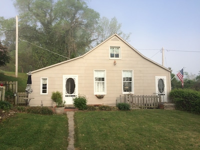 Peaceful River View, Walking Distance to Downtown, Quaint Cottage Built In 1850
