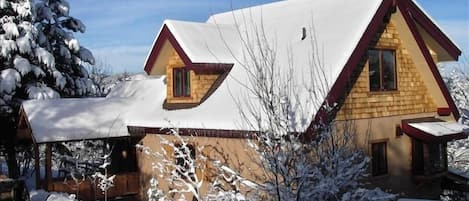 Snowy winter view of Chalet entrance, easy in easy out flat parking