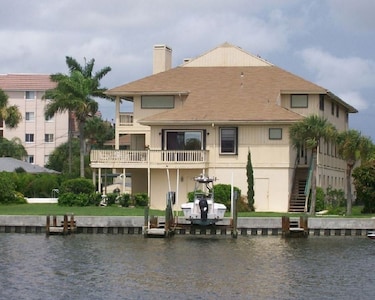 Water Front on Turtle Lagoon.  Minutes from Turtle Beach & Siesta Key Beach