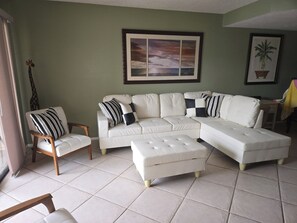 Living room. Sleep on Chaise.