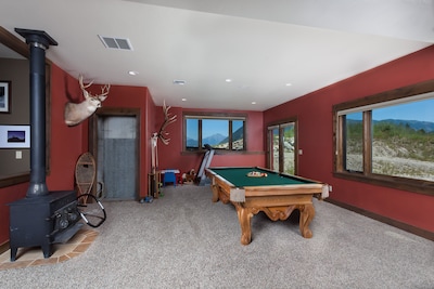 Luxury Home with Amazing Mountain Views of Glacier Park, 1 mile from entrance